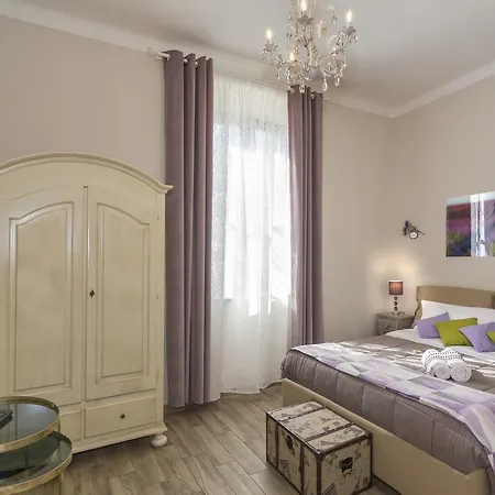 A Due Passi Dalla Torre بيت ضيافة